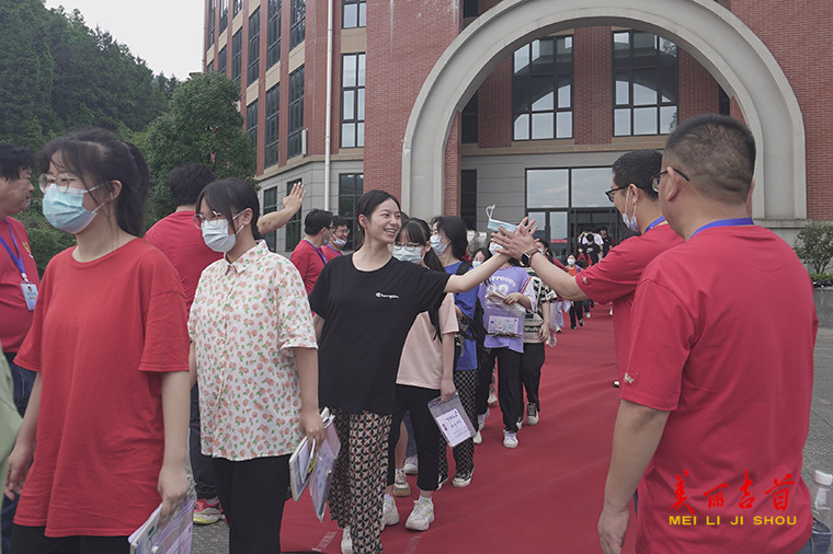 吉首市民族中学送考现场,学弟学妹们为高三考生助威送行.