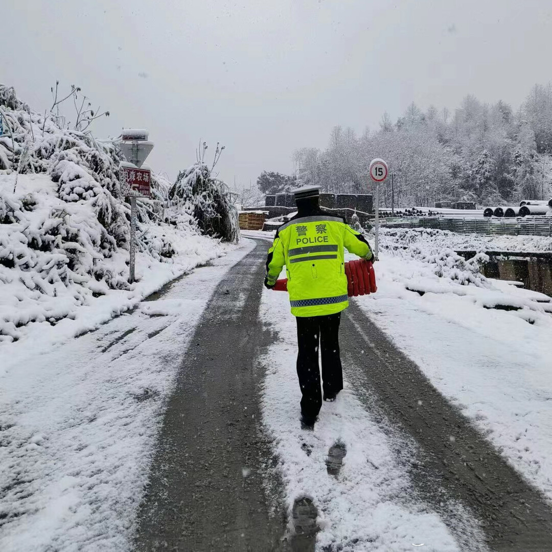 吉首交警：风雪不眠夜“遇”雪保畅通