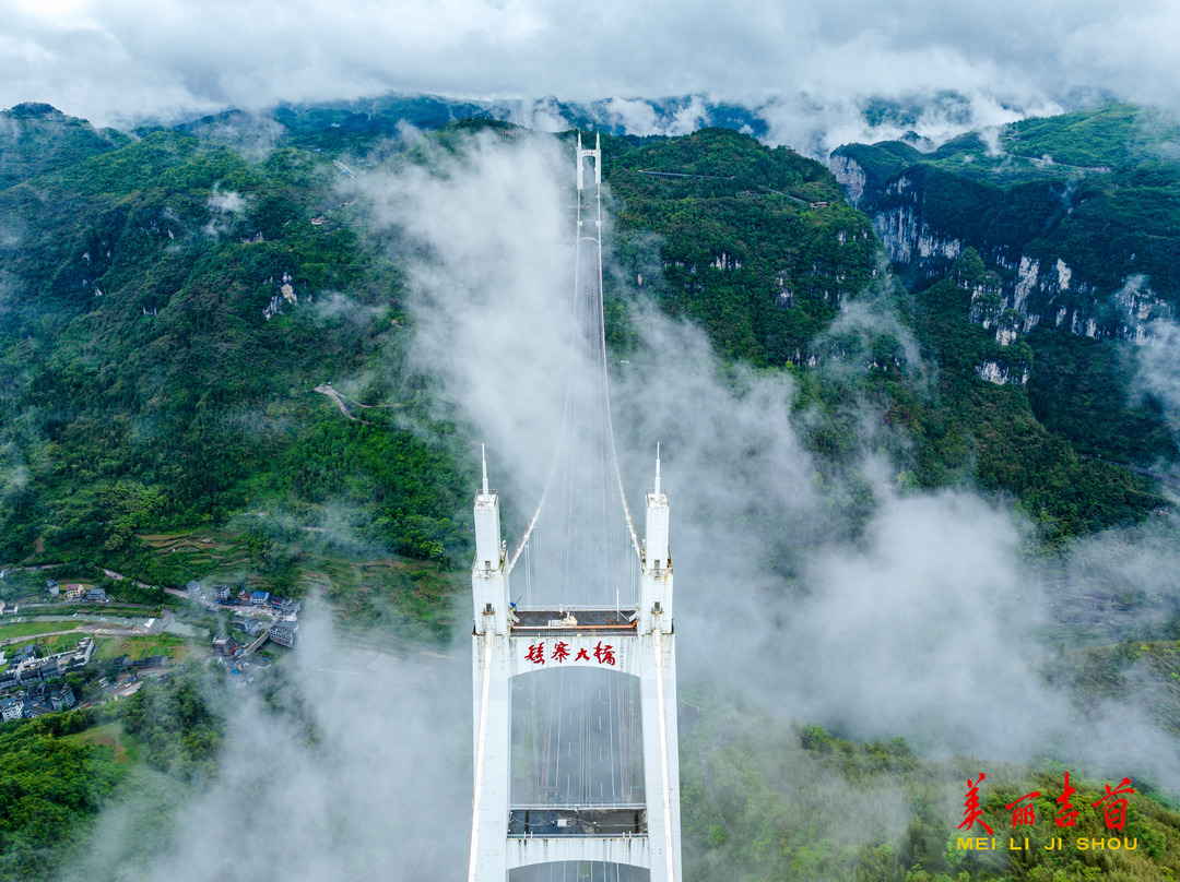 雨后云霧大橋美