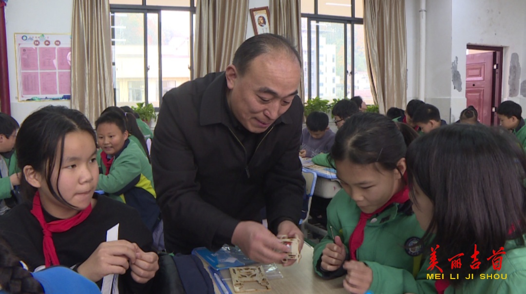 委员风采|梁超：用心育人 为孩子成长插上科学翅膀