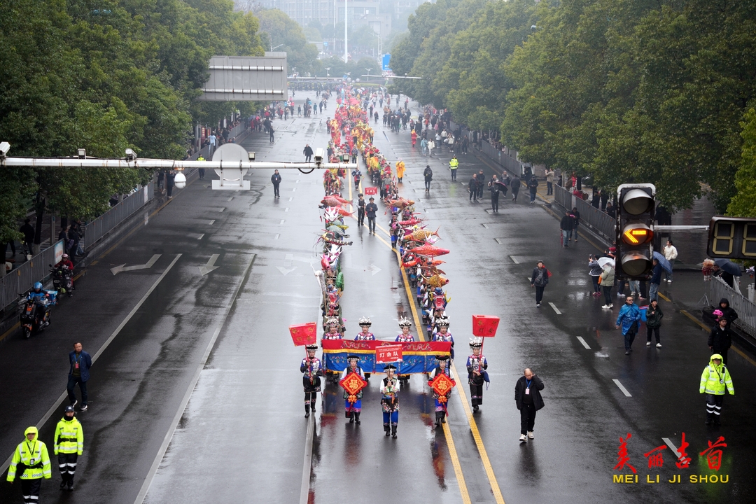 吉首： “乾州春会”巡游祈福    非遗年味浓