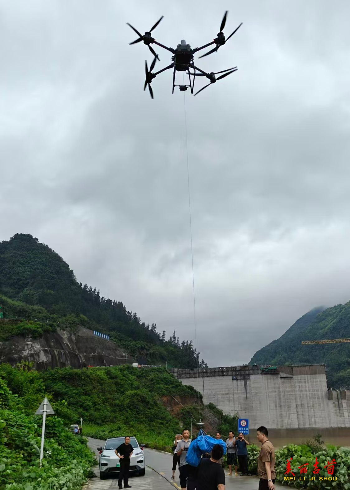 吉首強(qiáng)降雨致道路被淹 無(wú)人機(jī)緊急投送救援物資
