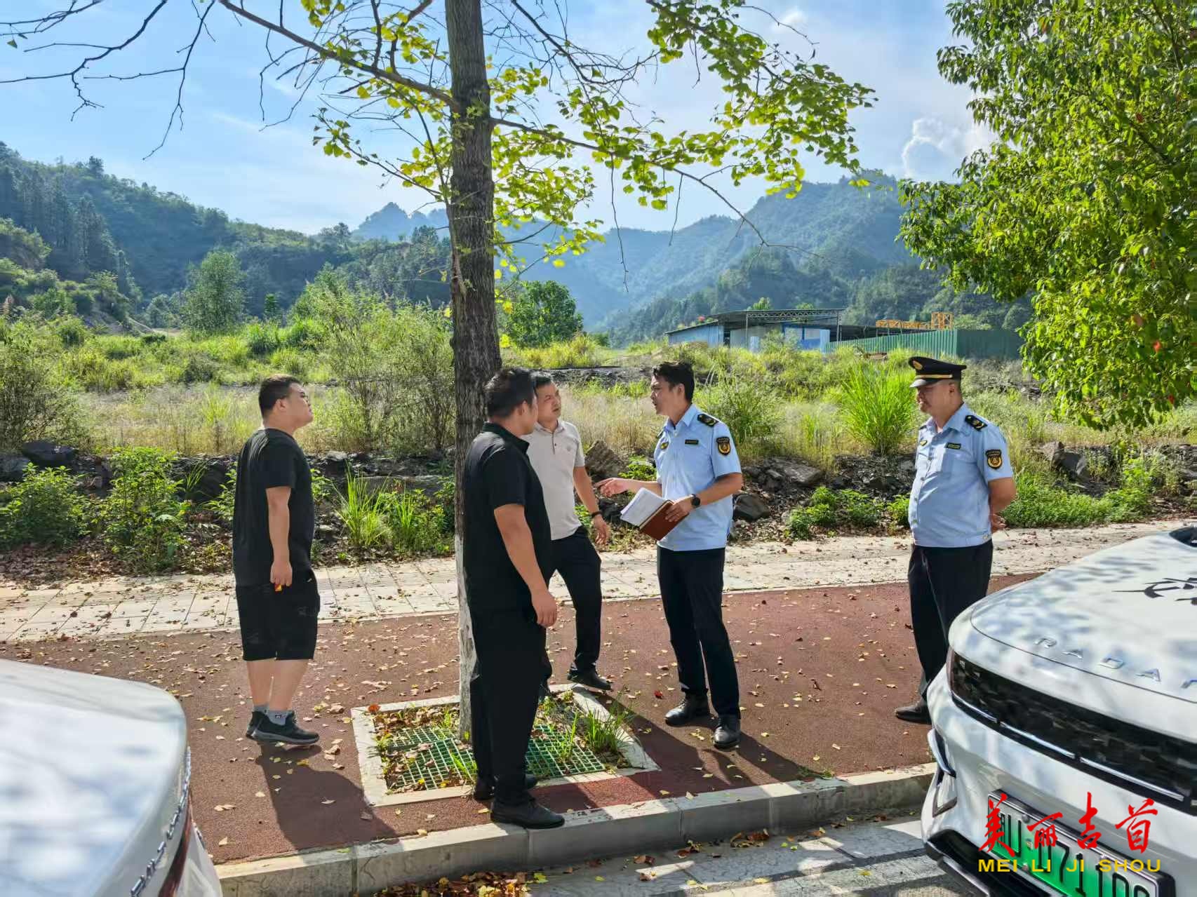 吉首市：多方协力织密交通保障网，有效缓解音乐节“停车难”问题