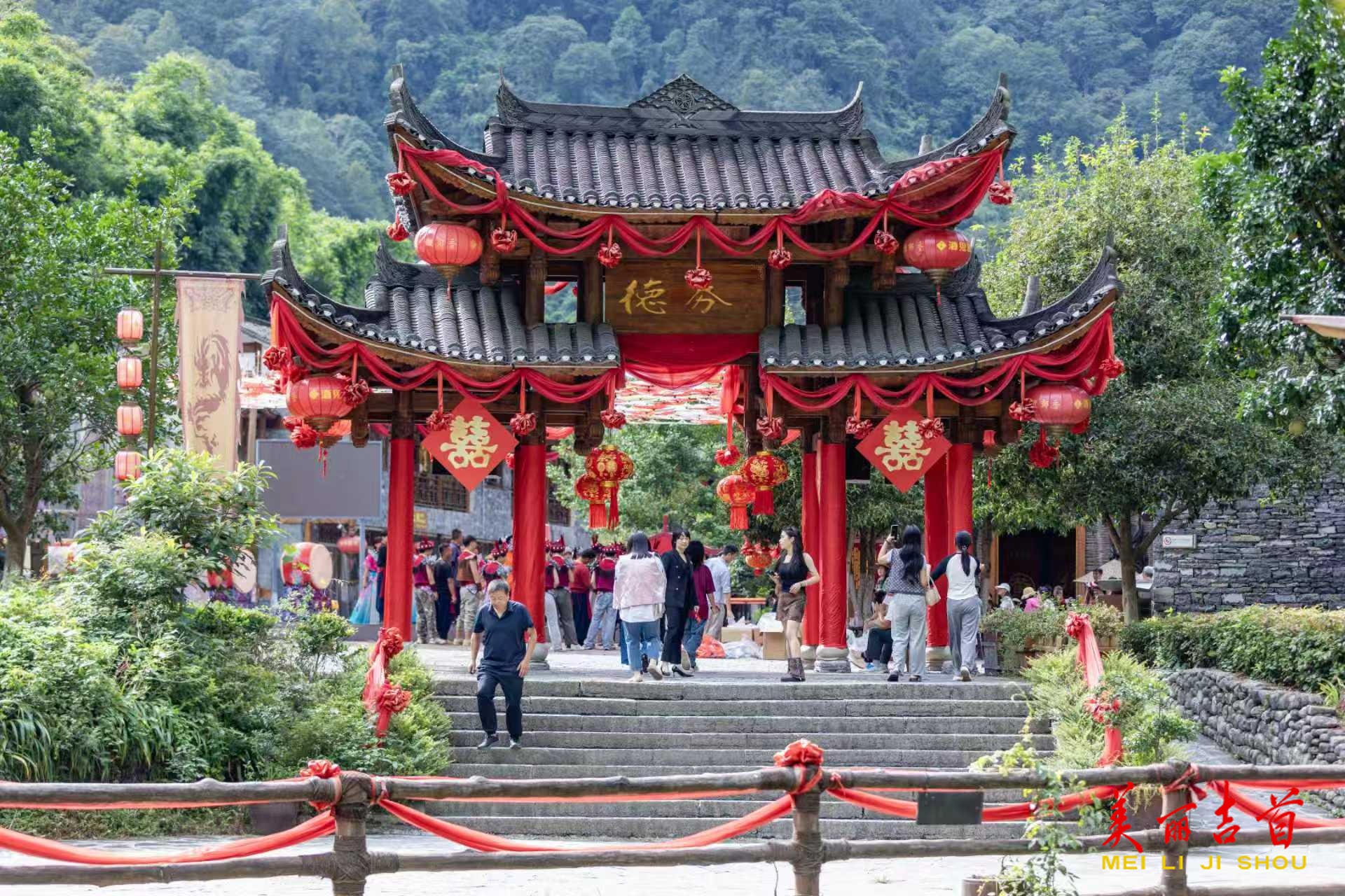 世界旅游日：矮寨奇观迎客来