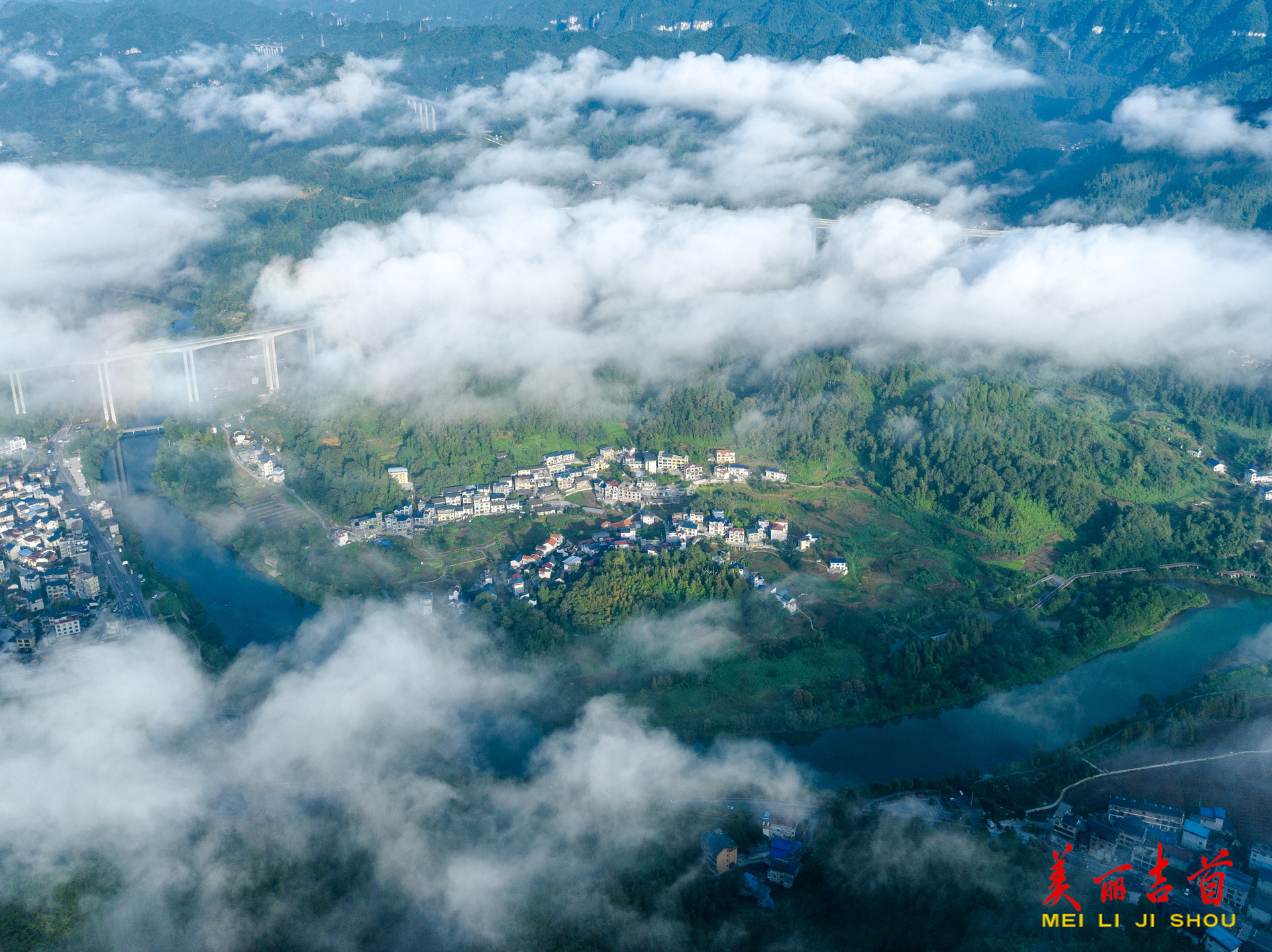晨雾绘峒河 山水入画来
