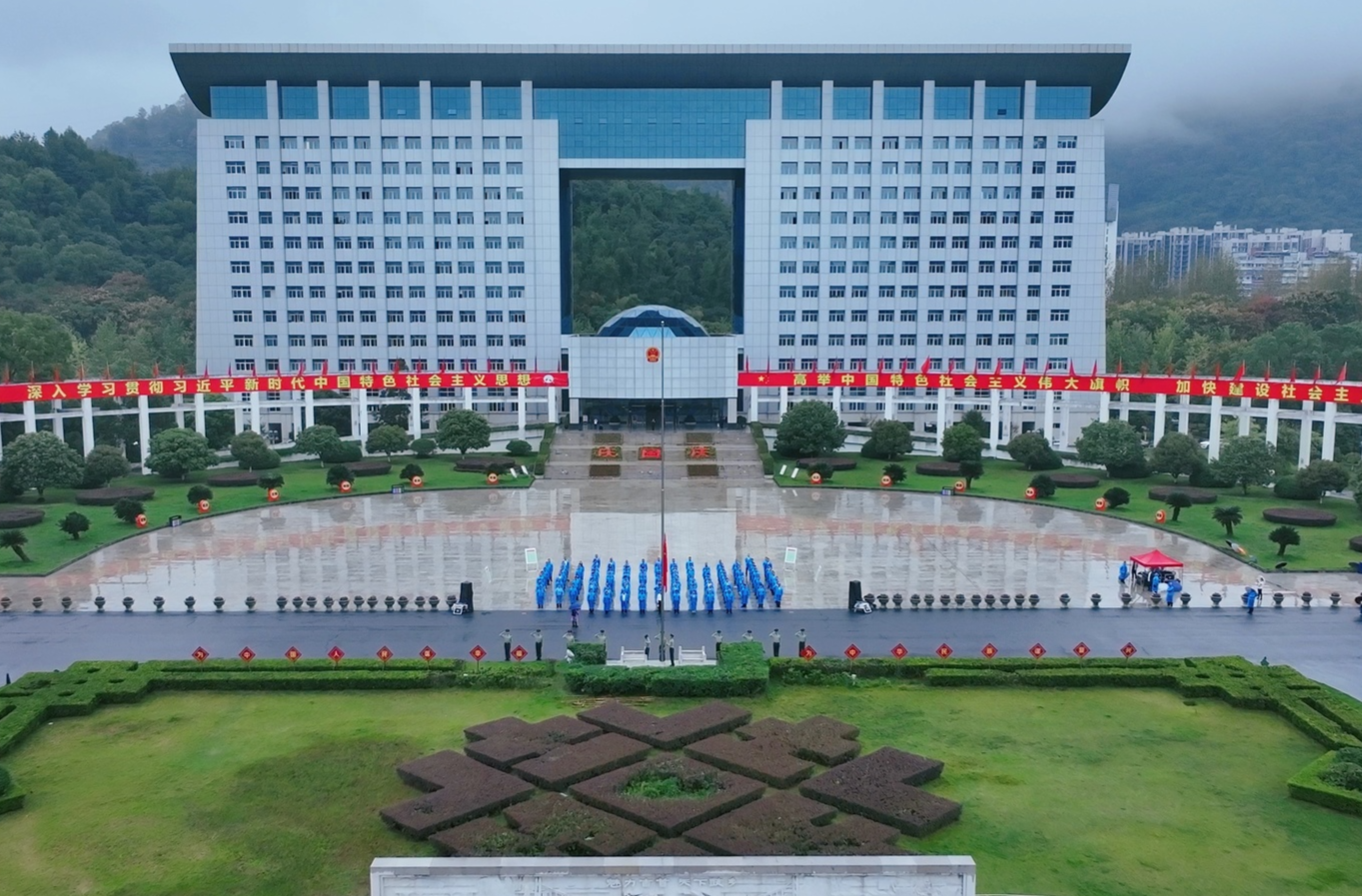 吉首市举行升国旗仪式  庆祝中华人民共和国成立76周年