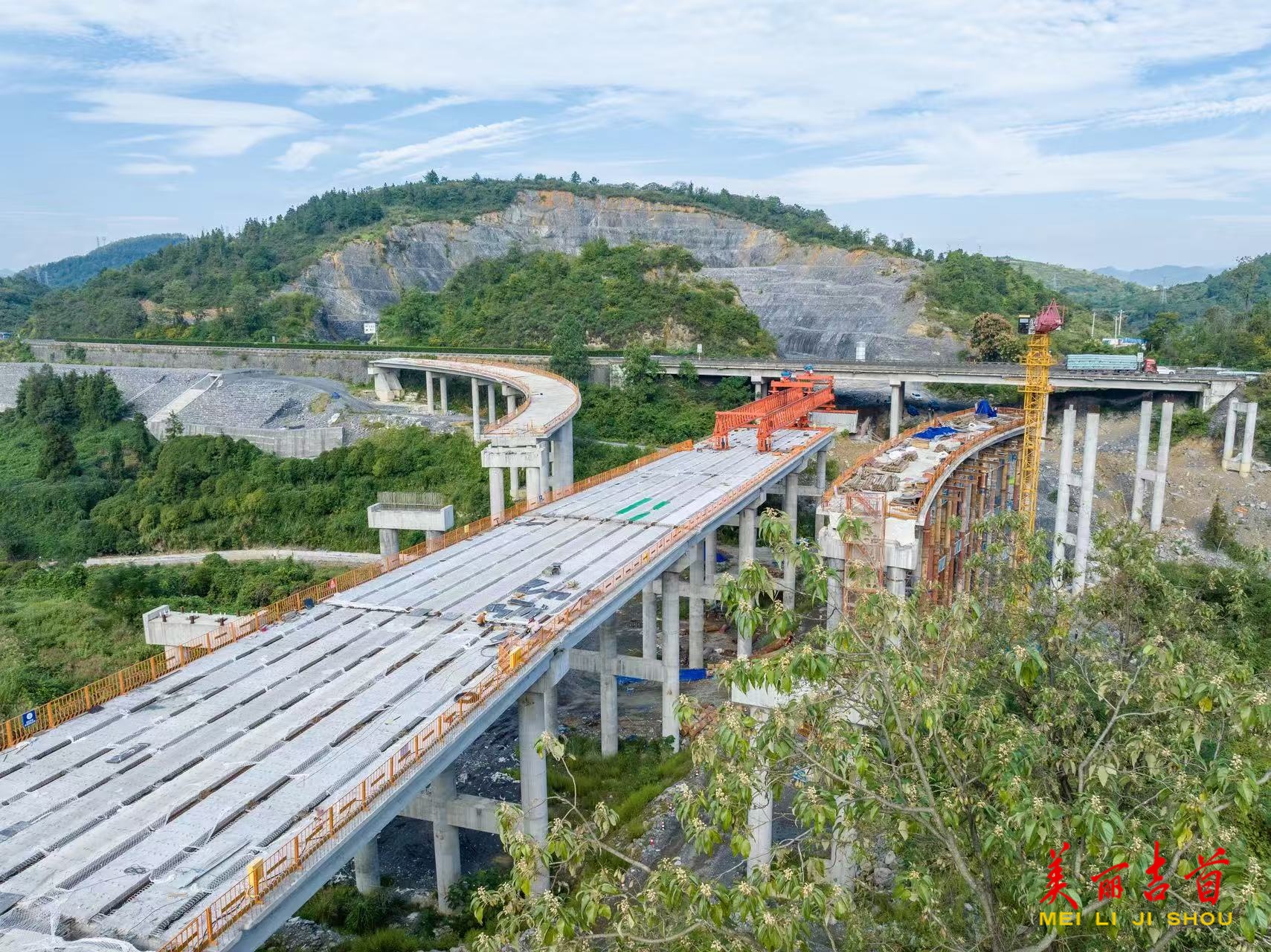 组图丨劳动者假期坚守岗位 全力推进重点工程建设