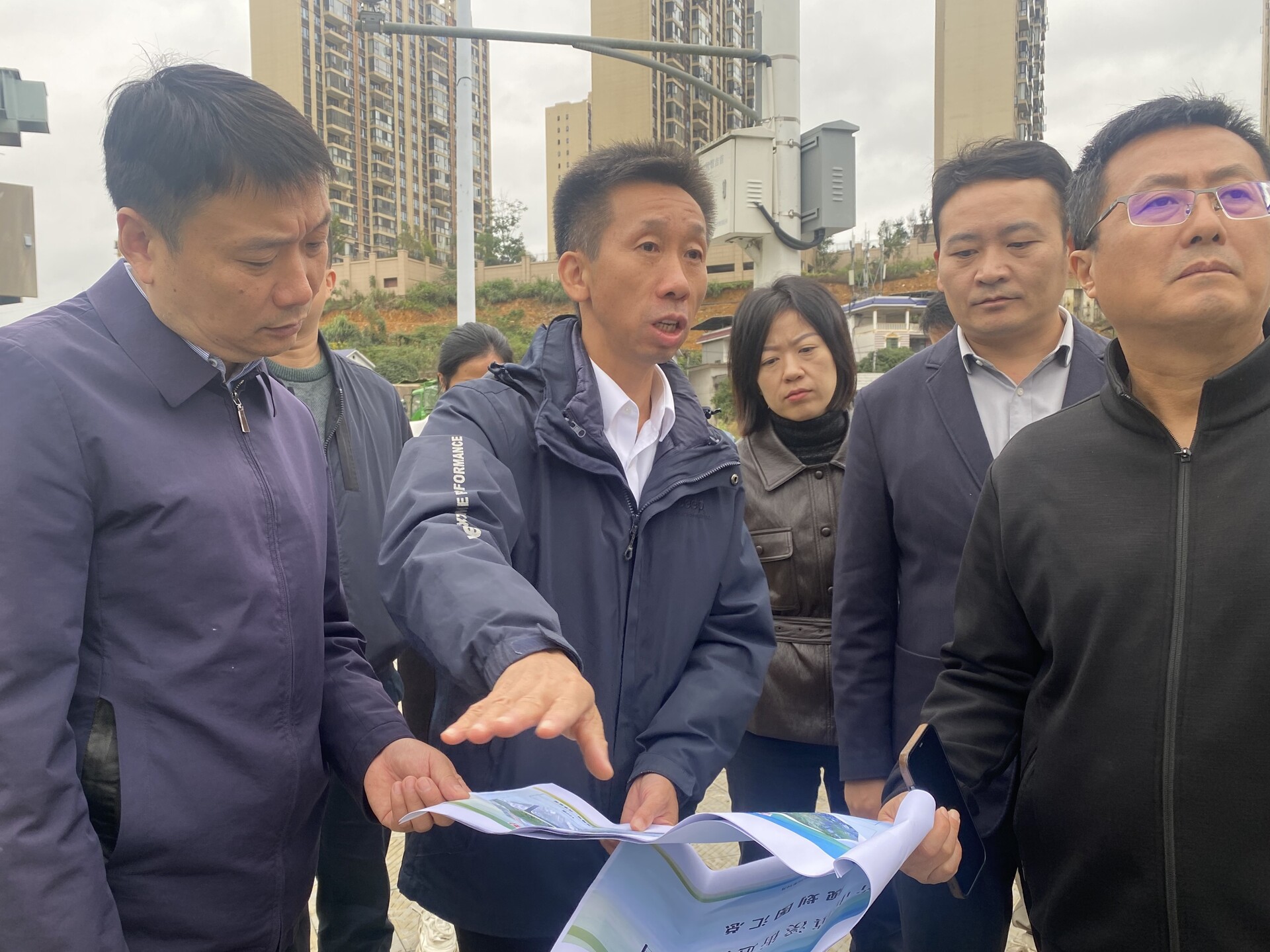 周立志调研路域环境治理工作