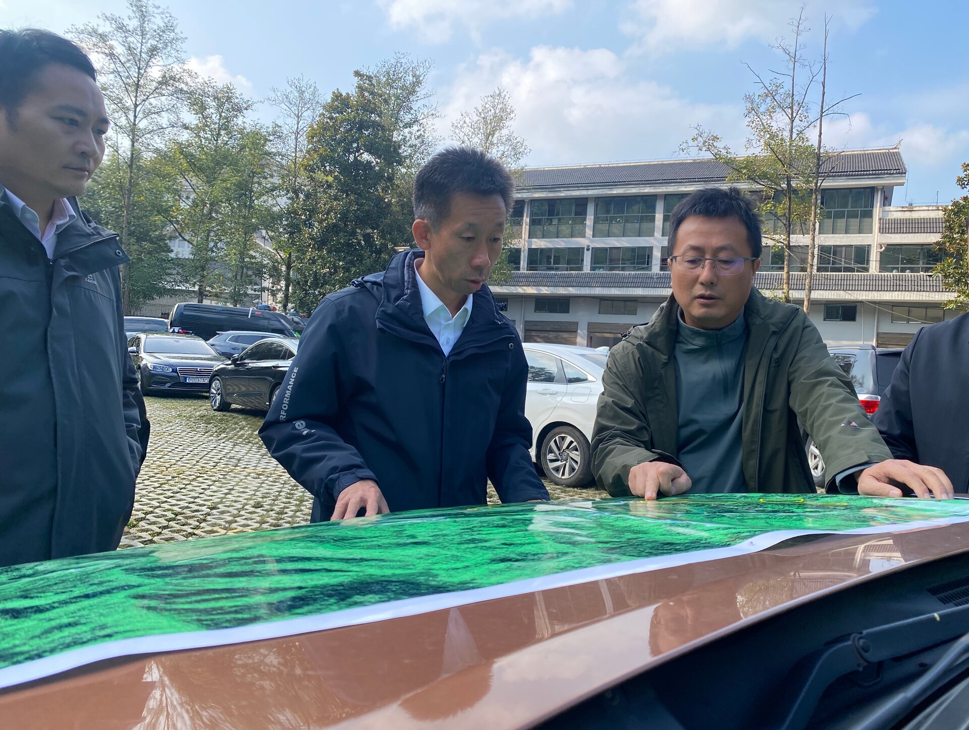 周立志深入乾州街道调研森林步道建设工作