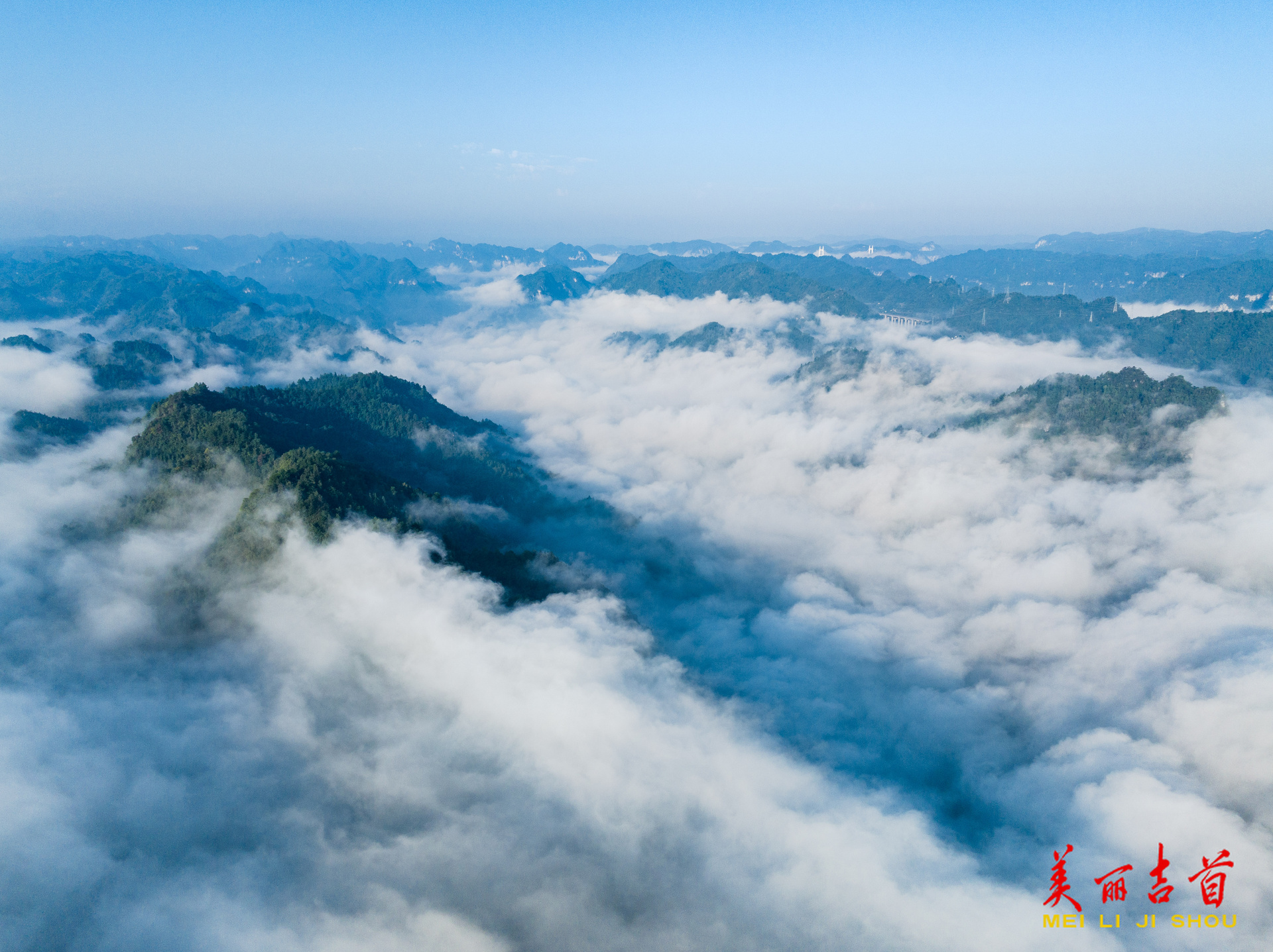 峒河晨雾美如画