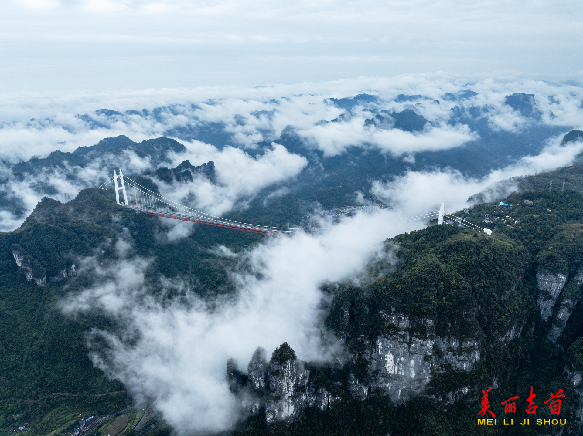 云海翻腾，矮寨大桥入画来