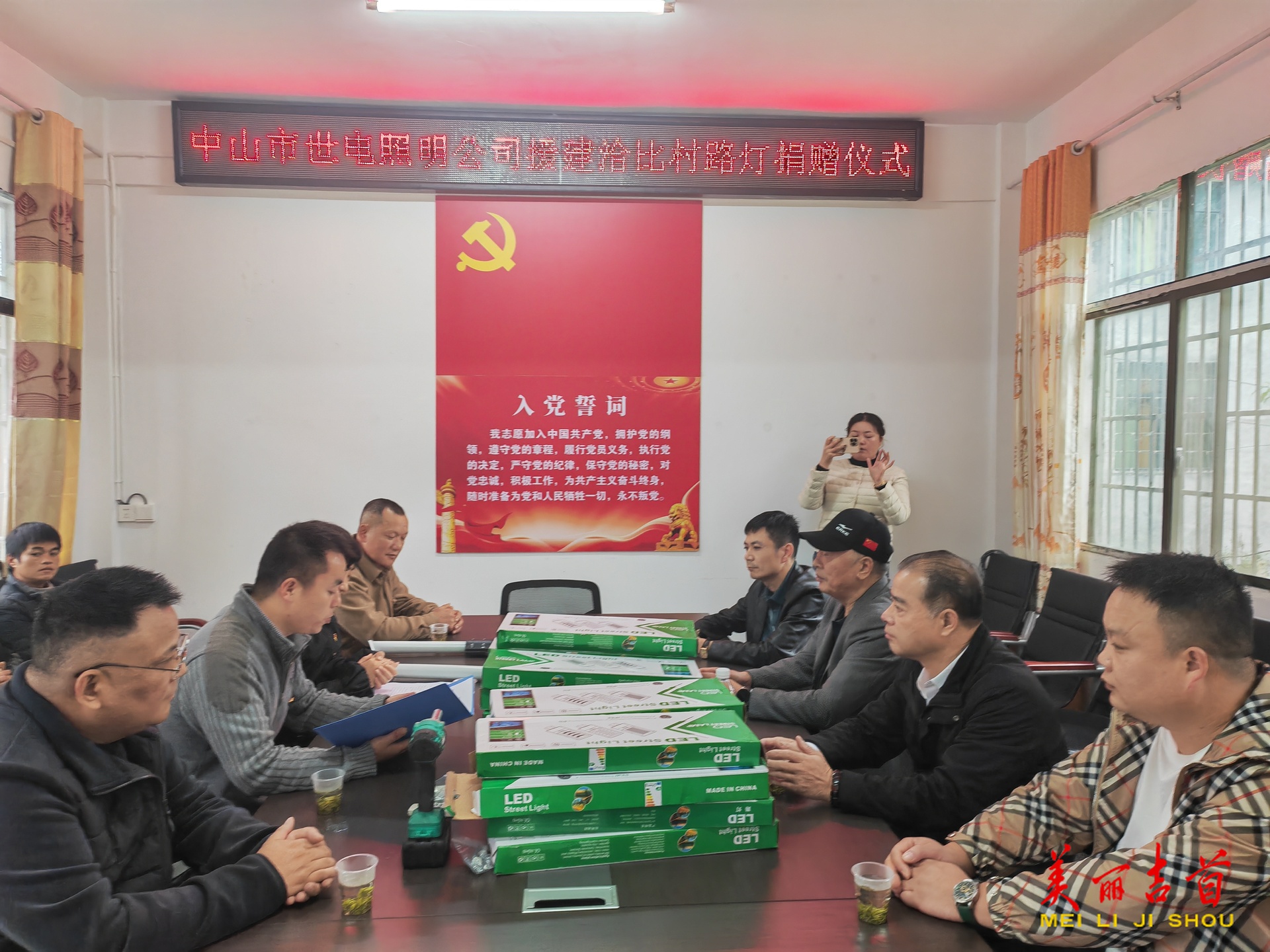 吉首洽比村：明灯照亮幸福路 真情帮扶暖民心