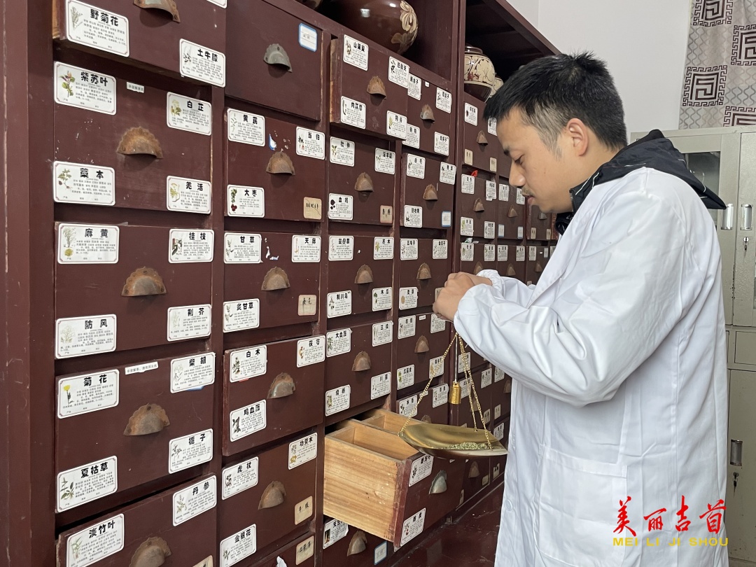 吉首：三代村医守初心 中医仁术护乡邻