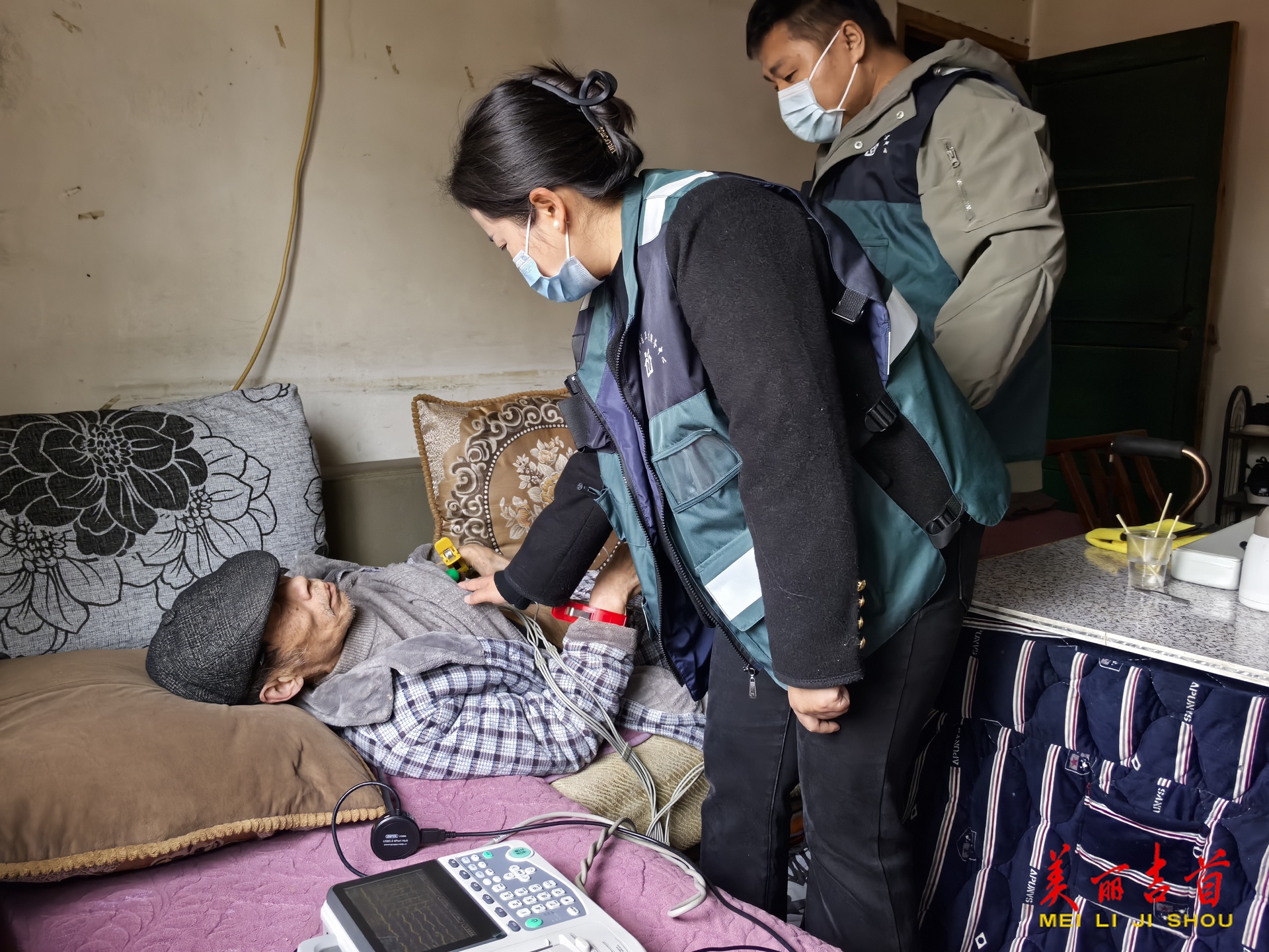 吉首家庭医生背上设备，把“诊室”搬进居民家