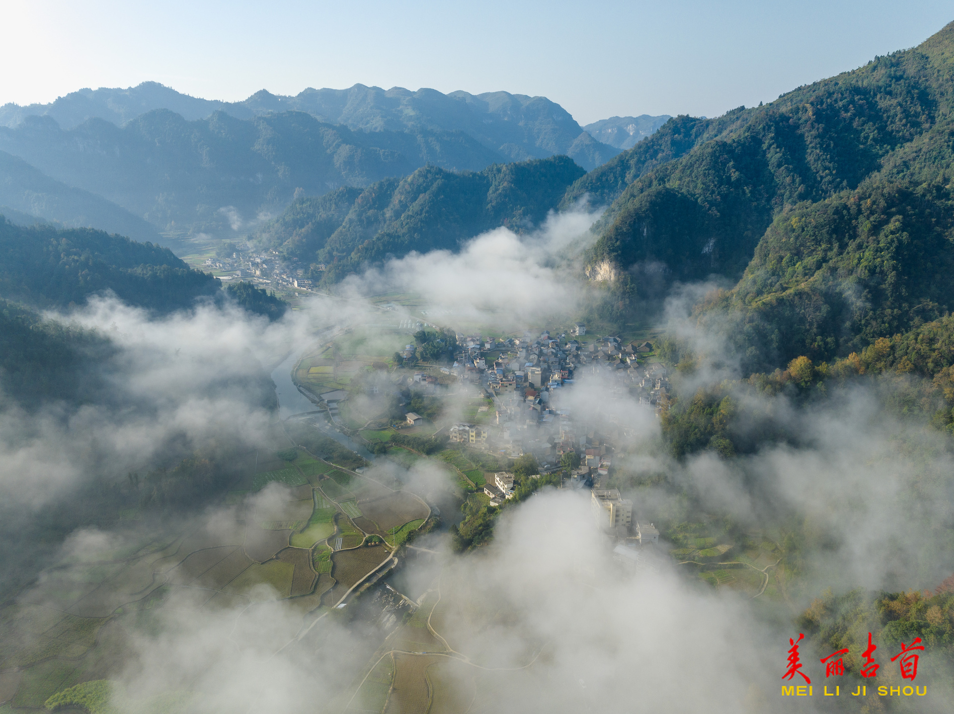 吉首：﻿初冬晨雾乡村美