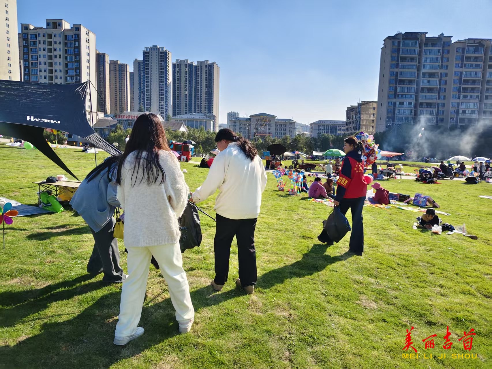 吉首市乾州街道： 志愿红点亮“口袋公园” 市民休闲游玩更干净舒心