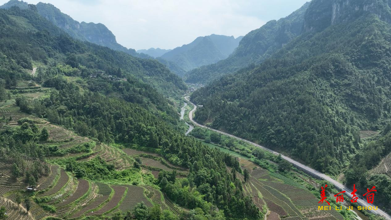 路通人和业兴  吉首交通画卷添新彩 ——吉首市坪年至德夯公路获评2025年“湖南省最具人气路”