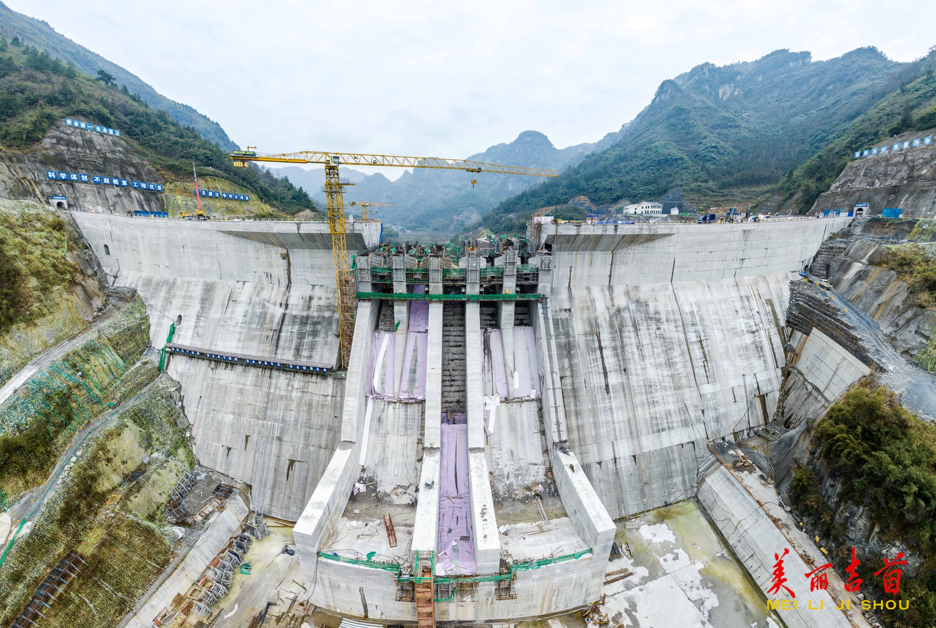 战低温 保进度——大兴寨水库溢流坝段浇筑忙