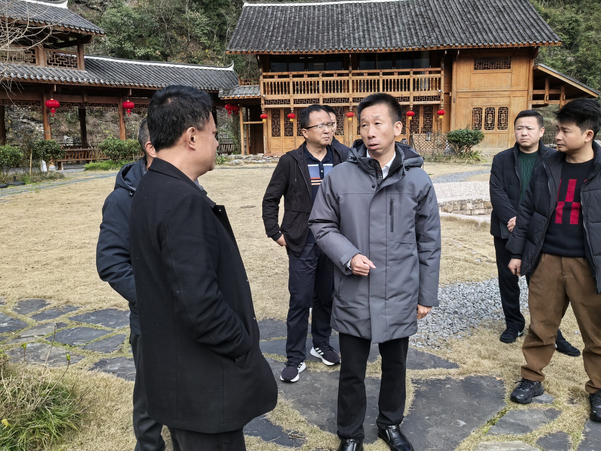 周立志深入矮寨镇调研环境整治和民宿产业发展