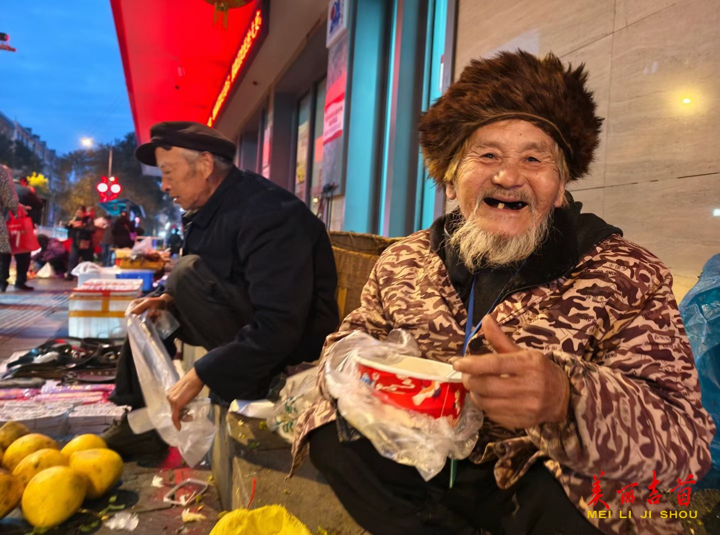 学雷锋在行动 吉首：一碗粥暖了早市摊主的心