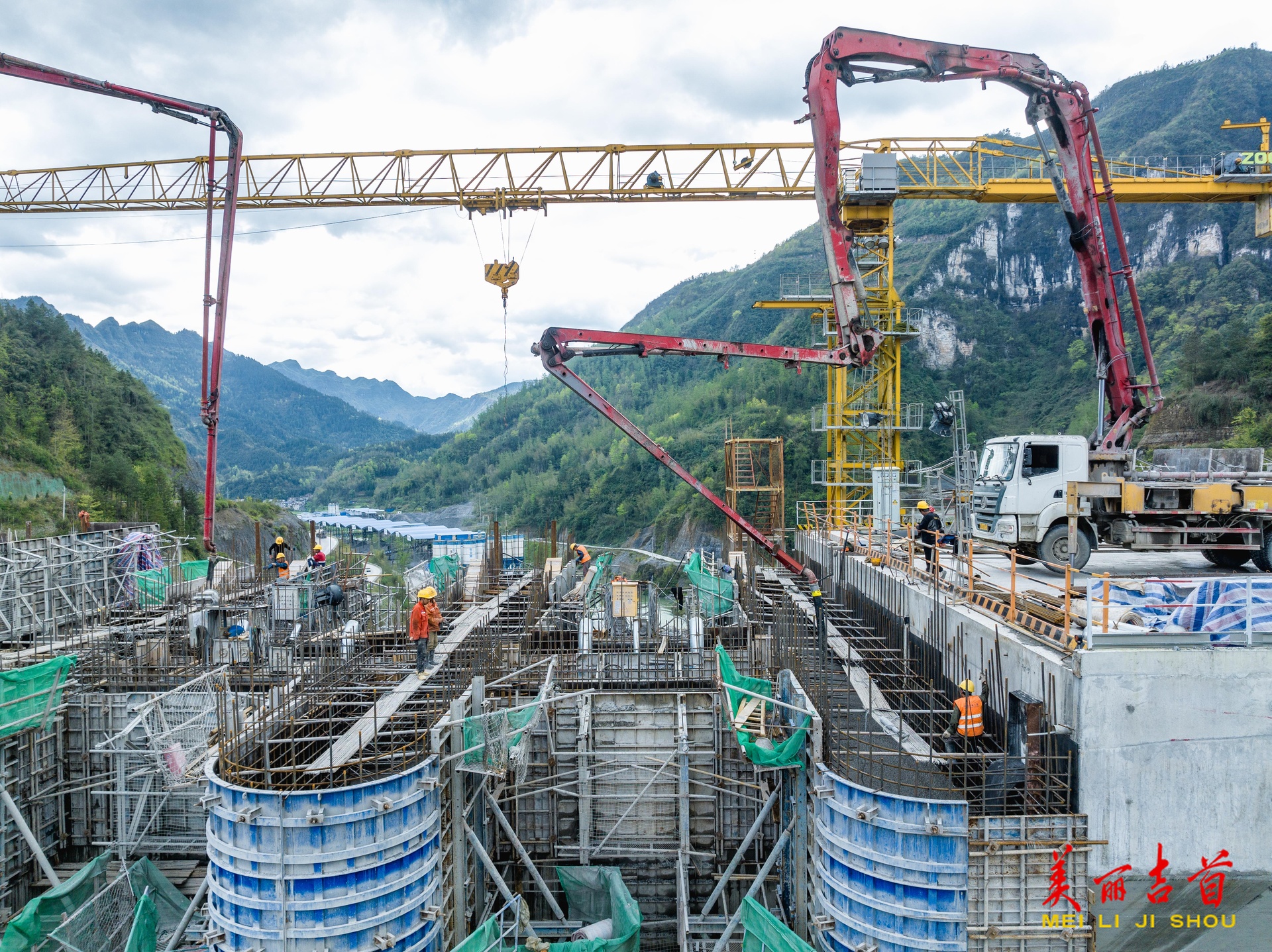 大兴寨水库： 溢流坝段加紧浇筑