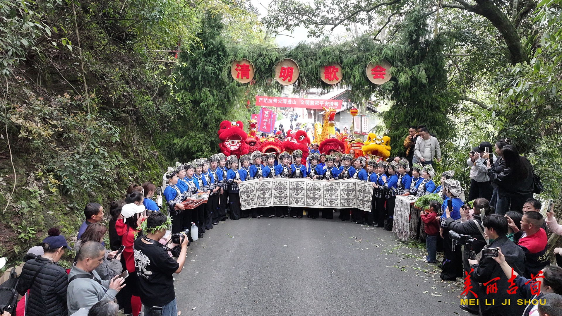 我们的节日·清明  吉首：清明河畔歌飞扬 插柳追思忆绵长