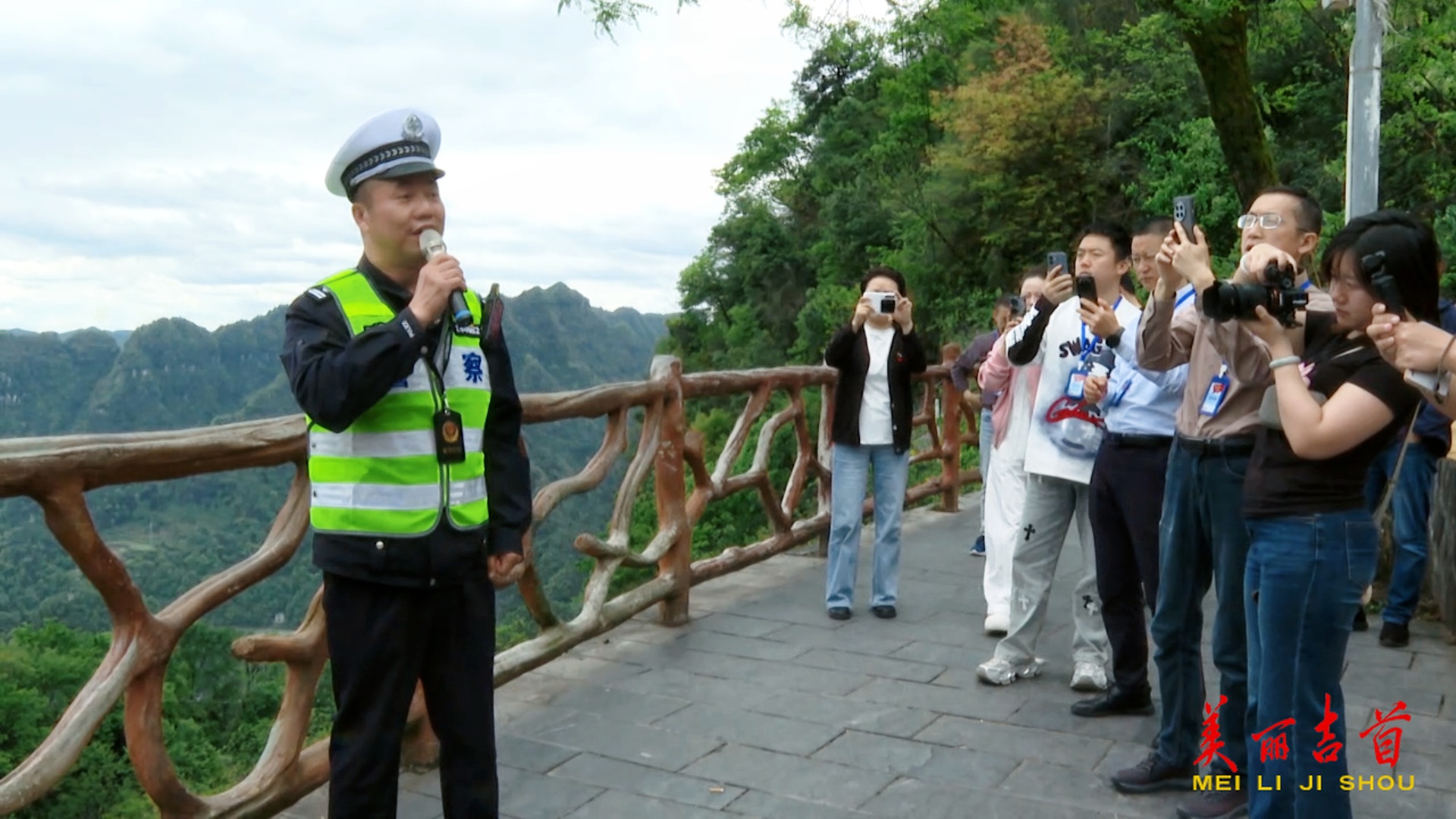“中国式现代化的万千气象”网络名人湖南行活动走进吉首