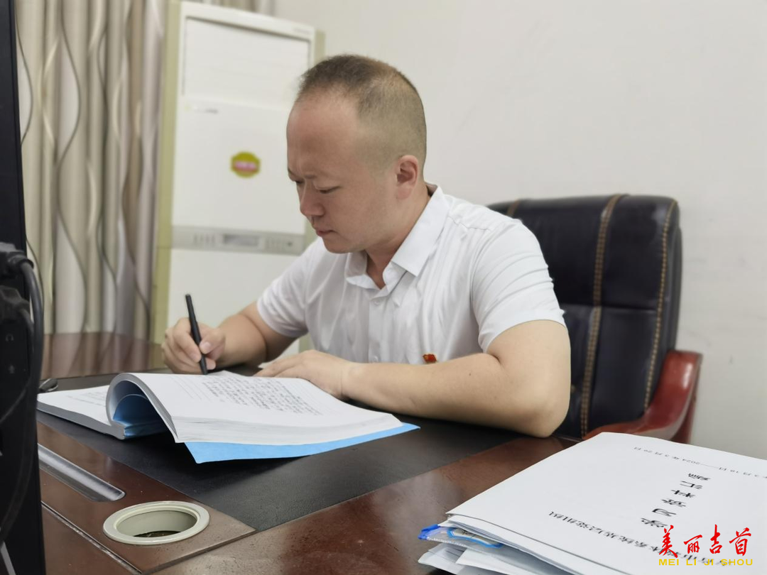 身兼数岗践初心 笃行实干育新人——记吉首市第七初级中学党员教师李坷钊
