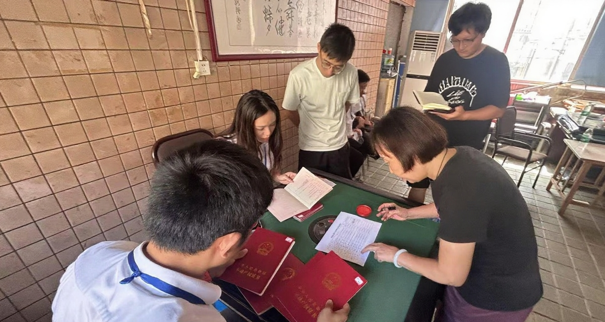 吉首市鎮(zhèn)溪街道：聚焦民生痛點(diǎn)   “紅本本”到手群眾喜開(kāi)顏